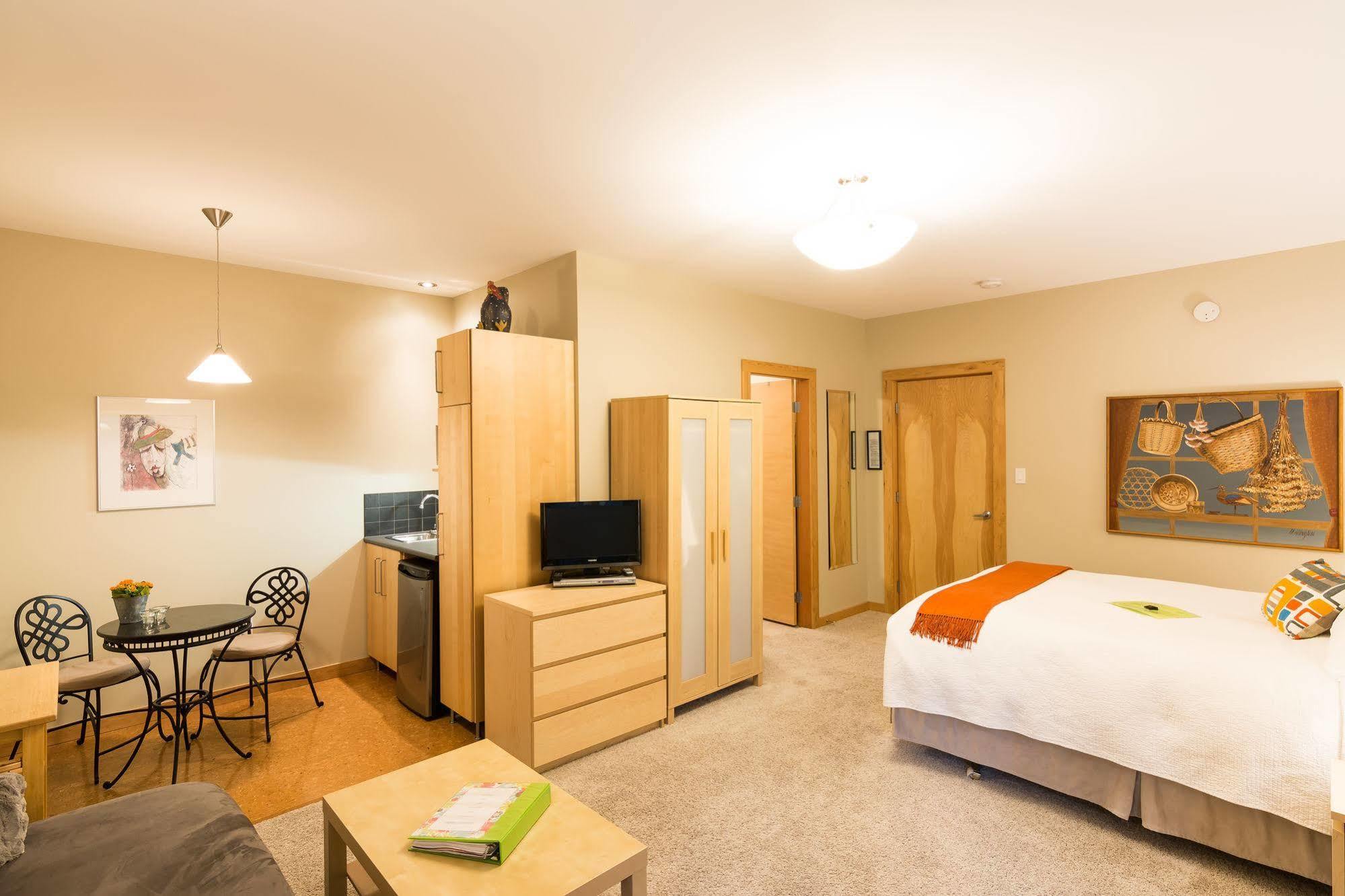 Cormier'S Studio Guest Suites Penticton Ngoại thất bức ảnh