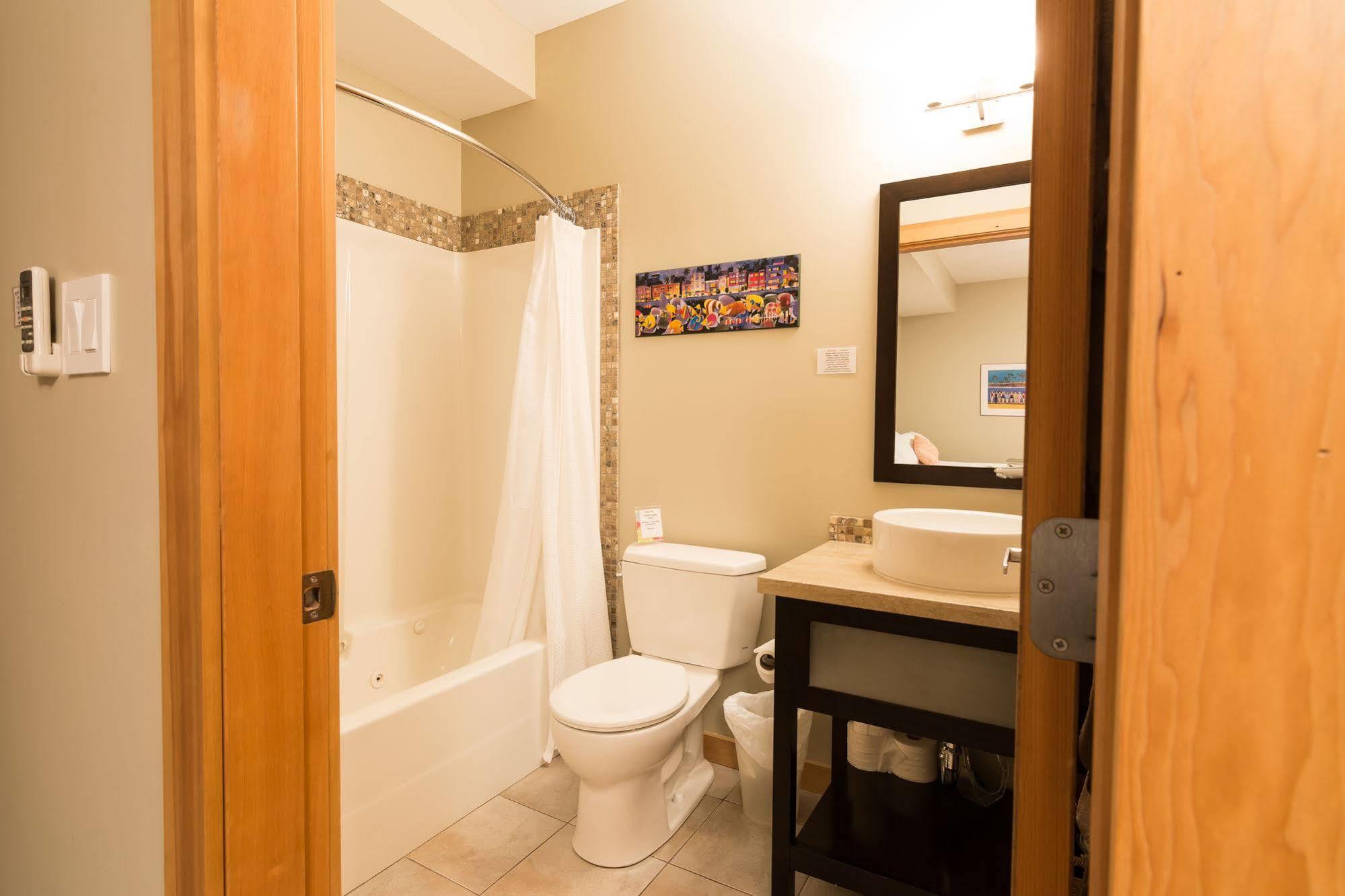 Cormier'S Studio Guest Suites Penticton Ngoại thất bức ảnh